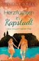 "Herzflüstern in Kapstadt. Liebe braucht keiner Plan. Roman." Zwei Menschen halten Hände vor Berg und Meer., Buch