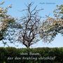 Text: "Vom Baum, der den Frühling verschlief". Blühende Bäume links und rechts, ein kahler Baum in der Mitte, darunter Hecke., Buch
