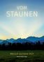 "VOM STAUNEN. Mensch wundere Dich. Roland Böhringer." Im Vordergrund eine Wiese, dahinter Berge im Dämmerlicht., Buch