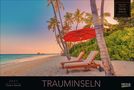 "TRAUMINSELN 2027 Dream Islands." Strand mit Liegen, rotem Schirm, Palmen, und blauem Meer unter rosa Himmel., Kalender