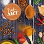 Runder Aufkleber mit "Kitchen ART". Vordergrund: Gewürze, Kräuter, bunte Streuwürze, Knoblauch. Text "2024" oben rechts., Kalender