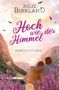 "Julie Birkland, Hoch wie der Himmel, Northern Love 1." Illustration: Paar umarmt sich mit Blick auf Berglandschaft, rosa Blumen, Vogel-Silhouetten., Buch