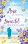 Titel: "Herzklopfen und Lavendel Schokolade". Autor: Nella Mai. Ein Pärchen am Strand, umgeben von Lavendel, Pralinen und Meeresmotiven., Buch