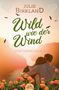 „Wild wie der Wind“, „Northern Love 3“, Julie Birkland. Paar umarmt sich vor Sonnenuntergang in einer Landschaft., Buch