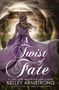 "A Twist of Fate" von Kelley Armstrong, übersetzt von Sonja Herberth. Eine Frau im lila Kleid steht vor einem großen alten Haus.