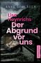 "Lisa Heynrichs Der Abgrund vor uns" in rosa Buchstabensetzung. Ein offener Koffer mit alten Fotos auf einer Treppe., Buch