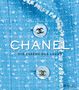 „CHANEL: Die Essenz des Luxus“ von Mara Cappelletti. Zwei Knöpfe auf blauem Tweed-Stoff, Logo mit zwei „C“., Buch