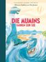 Text: "DIE MUMINS FAHREN ZUR SEE". Eine Illustration zeigt ein großes blaues Monster und ein Boot auf einer wilden Welle., Buch