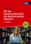 „Mit der Literaturübersicht die Bachelorarbeit meistern“; Frau in Bibliothek liest auf einem Laptop.