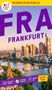 „FRA“ und „FRANKFURT“ in großen Buchstaben. Skyline der Stadt bei Sonnenuntergang, Fluss und Brücke im Vordergrund., Buch
