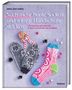 "Noch mehr bunte Socken und witzige Handschuhe stricken. Von Avocado bis Faultier – 18 neue Colorwork-Anleitungen." Eine Illustration zeigt gestrickte Handschuhe und Socken auf lila Hintergrund., Buch