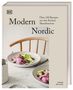 "Modern Nordic" oben, "Über 100 Rezepte aus den Küchen Skandinaviens". Teller mit lila Garnitur, Holztisch, helles Design., Buch