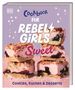 Cookbook for Rebel Girls Sweet: Cookies, Kuchen & Desserts. Buchcover mit gestapelten, belegten Kuchenschnitten., Buch