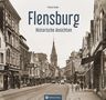 Flensburg: Historische Ansicht einer alten Straße mit Geschäften und einer Kirche im Hintergrund, voller Menschen und Schilder., Buch