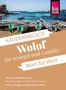 KAUDERWELSCH Wolof für Senegal und Gambia Wort für Wort. Boorom lammñ du réer. Wer zu fragen weiß, kommt weiter. Rows bunte Boote am Strand vor blauem Meer.