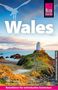 Text „Wales“, Autoren „Anna Regeriter, Britta Schulze-Thulin“. Küstenlandschaft mit Leuchtturm im Hintergrund., Buch