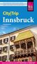 "City|Trip Innsbruck" von Sven Eisermann. Ein historisches Gebäude mit verziertem Balkon und goldfarbenem Dach., Buch