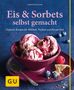 Titel: "Eis & Sorbets selbst gemacht". Eine Schale mit Erdbeer-Vanille-Eis auf rotem Teller, umgeben von Beeren und Waffelstücken.