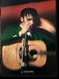 "ELVIS AND THE BIRTH OF ROCK AND ROLL" von Alfred Wertheimer. Ein Musiker singt leidenschaftlich mit einer Gitarre., Buch
