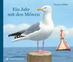 „Ein Jahr mit den Möwen“ und „Thomas Müller“. Illustration: Möwe auf einem Holzpfahl, Boje im Meer im Hintergrund., Buch