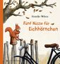 „Fünf Nüsse für Eichhörnchen“ von Henrike Wilson, illustriert: Ein Eichhörnchen sitzt mit Nuss auf einem Zaun, Herbstlaub., Buch