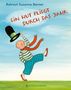 „Ein Hut fliegt durch das Jahr“. Kind mit gestreiftem Hemd und rotem Schal springt in die Luft, hält einen Hut., Buch