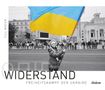 "WIDERSTAND FREIHEITSKAMPF DER UKRAINE" und "TILL MAYER" stehen über einem Foto mit einer Person, die eine ukrainische Flagge hält., Buch