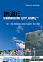 "Inside Ukrainian Diplomacy" von Volodymyr Khandogiy. Hochhaus und mehrere Flaggen vor blauem Himmel., Buch