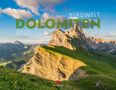 "Bergwelt Dolomiten 2027" in großen Buchstaben vor beeindruckender Berglandschaft mit grünen Wiesen und blühenden Blumen.