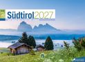 Reiselust Südtirol 2027: Von Bozen bis zu den Drei Zinnen. Berglandschaft mit Hütten, Bäumen und Nebel im Vordergrund., Kalender