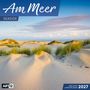 Text: "Am Meer", "SEASIDE", "2027". Sanddünen mit Gras im hellen Sonnenlicht, Meer im Hintergrund, blauer Himmel.