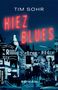 Text: "KIEZ BLUES" in großen roten Buchstaben. "TIM SOHR" oben, unten "ROMAN". Abendliche Straßenszene mit vielen Neonschildern., Buch