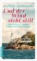 Titel: "Und der Wind steht still" von Astrid Lehmann. Untertitel: "Ein Schicksal zwischen Schwarzwald und Bretagne". Küstenlandschaft mit Leuchtturm., Buch