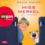Text: "David Safier, Miss Merkel: Mord im Bordbistro, Nana Spier liest, argon hörbuch, mp3." Illustration: Frau und Mops schauen zwischen Sitzen hervor., MP3-CD