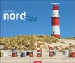 Text: "Uwe Steffens, Nordsee, 2023, Weingarten." Ein rot-weißer Leuchtturm hinter Dünen und bunten Strandkörben., Kalender