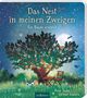 Text: „Das Nest in meinen Zweigen: Ein Baum erzählt“. Eine illustrative Szene mit Baum, Tisch, Katzen und leuchtenden Punkten., Buch