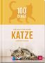 „100 Dinge, die man von einer Katze lernen kann.“ Eine Illustration einer Katze. Darunter eine echte Katze mit einem Ball., Buch