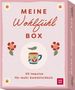 "MEINE Wohlfühl BOX. 50 Impulse für mehr Gemütlichkeit." Illustration mit Blumen und Tasse auf rosa Hintergrund.