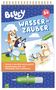 "BLUEY WASSERZAUBER 3+" Zwei Hundefiguren, ein blauer und ein orangefarbener, fröhlich auf einer Wiese mit Wolken., Buch