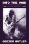 „INTO THE VOID“, „Mein bizarres Leben vor, während und nach Black Sabbath“, „Geezer Butler“. Schwarz-weißes Foto eines Bassisten., Buch