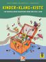 "Kinder-Klang-Kiste. 140 musikalische Bausteine rund ums Kita-Jahr." Bunte Illustration einer offenen Kiste mit Musiknoten und Figuren., Buch
