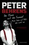 Text: "PETER BEHRENS, Der Clown mit der Trommel, Meine Jahre mit TRIO - aber nicht nur, DIE AUTOBIOGRAFIE MIT KLAUS MARSCHALL".  
Ein Mann mit Mikrofon, weißen Hemd und roten Hosenträgern., Buch