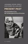 „PRESENT PAST: Wie Nachfahren ihre NS-Familiengeschichte erforschen.“ Schwarz-Weiß-Foto: Zwei Männer, zahlreiche Akten.