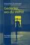 "Gedenke, wo du stehst" von Christina Morina und Jens Hecker. Silhouette vor einem gelben Fenster in einem dunklen Raum., Buch