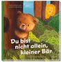 Titel: "Du bist nicht allein, kleiner Bär". Ein kleiner Bär schaut hinter einem Baum hervor, ein Löwe ist im Hintergrund., Buch