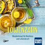 „Löwenzahn: Wunderkraut für Resilienz und Lebenskraft“ von Barbara Simonsohn. Gelbe Blüten auf Holz mit Getränk., MP3-CD