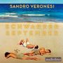 "SANDRO VERONESI SCHWARZER SEPTEMBER" in gelber Schrift. Drei Personen liegen entspannt am Strand nahe am Meer., MP3-CD