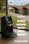 Titel eines Krimis: "Großes entsteht immer durch Kleines" von Hermes Bach. Zerstörter Geldautomat, Brücke im Hintergrund., Buch
