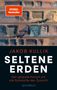 Jakob Kullik: SELTENE ERDEN. Der globale Kampf um die Rohstoffe der Zukunft. Oben: Luftaufnahme von Erdhaufen und Maschinen., Buch