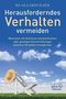 „Herausforderndes Verhalten vermeiden“, Sonnenliege und Strohhut auf grüner Wiese vor blauem Himmel mit Wolken., Buch